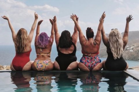 Instagram: Fünf kurvige Frauen sitzen im Bikini am Pool