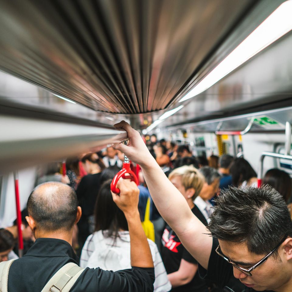 Erste Stadt verteilt Gratis-Deo in der U-Bahn