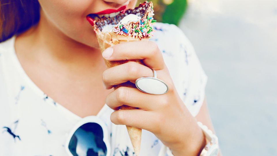 Schokostück an Eiswaffel: Darum ist es so schädlich