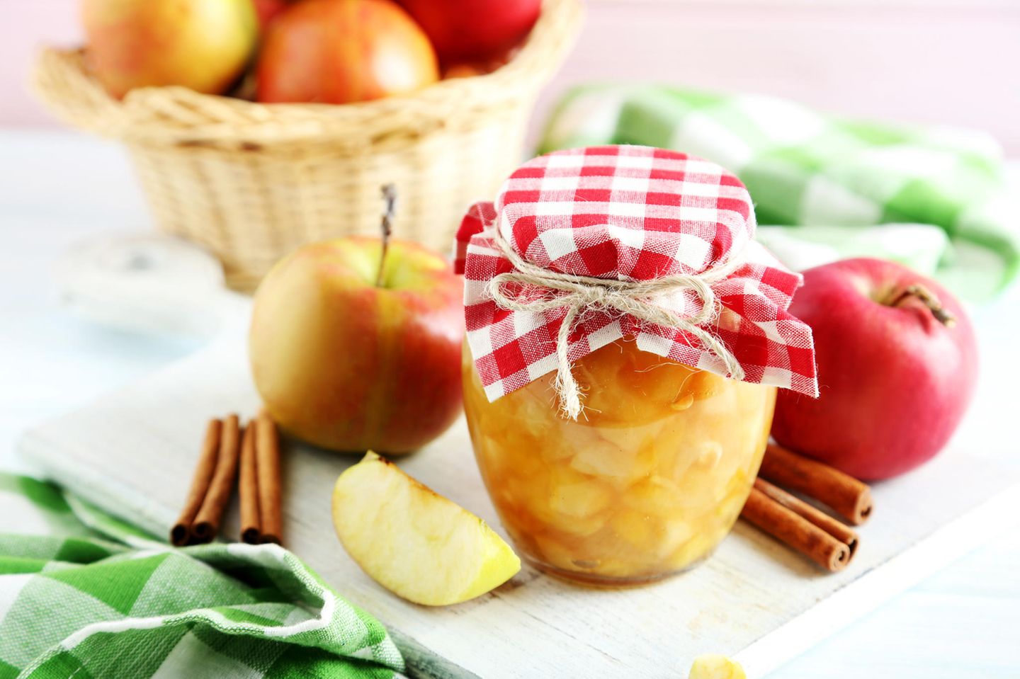 Äpfel einkochen: Eingekochte Äpfel im Glas