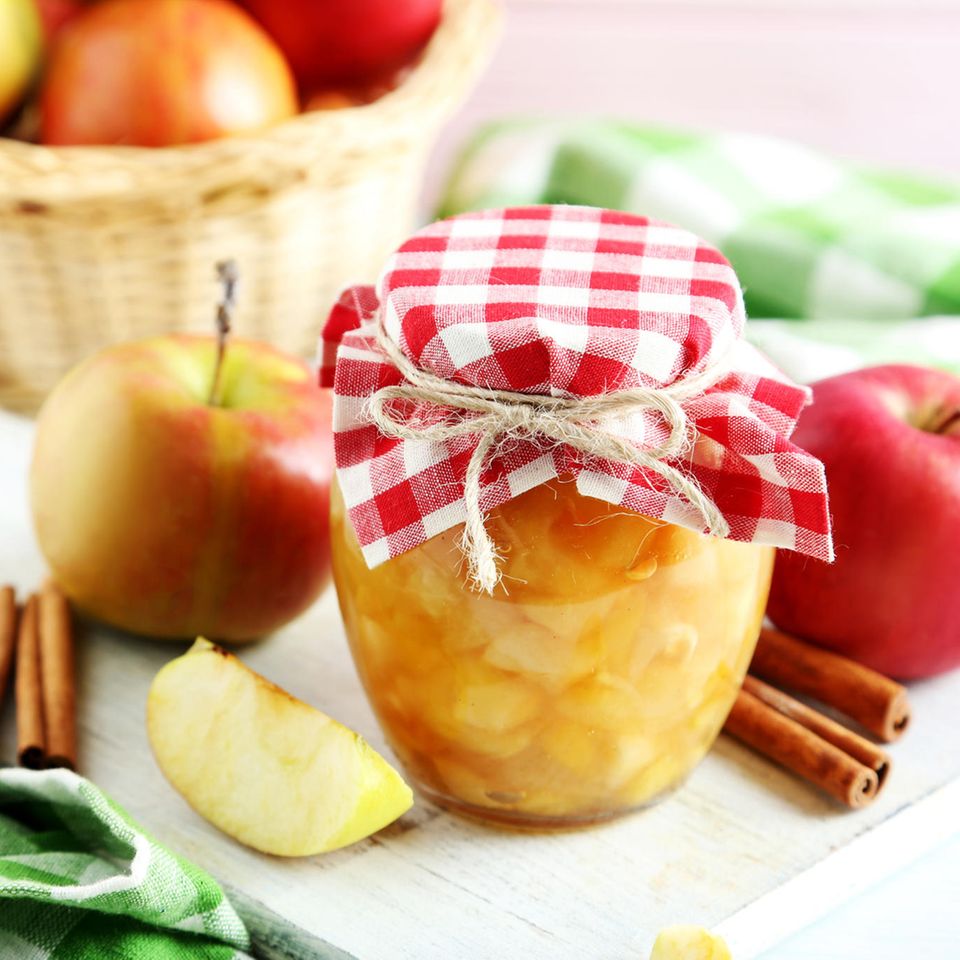 Äpfel einkochen: Eingekochte Äpfel im Glas