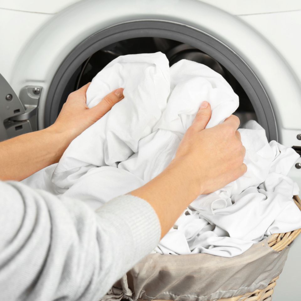 Weiße Wäsche waschen: Weiße Bettwäsche in Waschmaschine