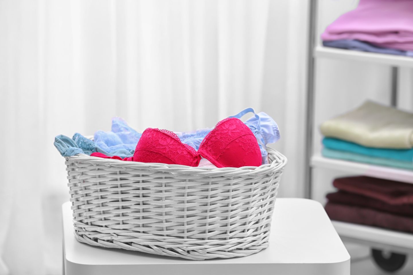 Unterwäsche waschen: BHs und Unterhosen im Wäschekorb