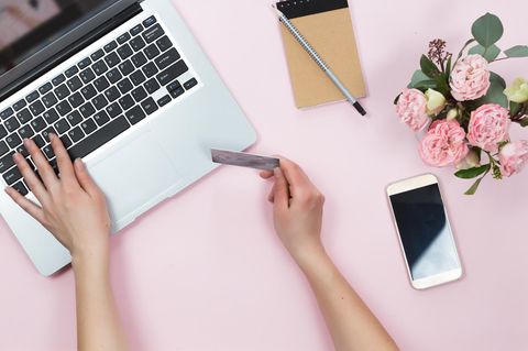 Online-Shopping-Fehler: Frau mit Laptop und Kreditkarte