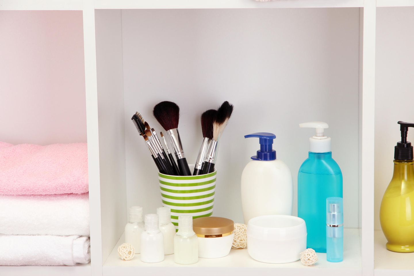 Badezimmer-Aufbewahrung: Pinsel und Creme im Badezimmer