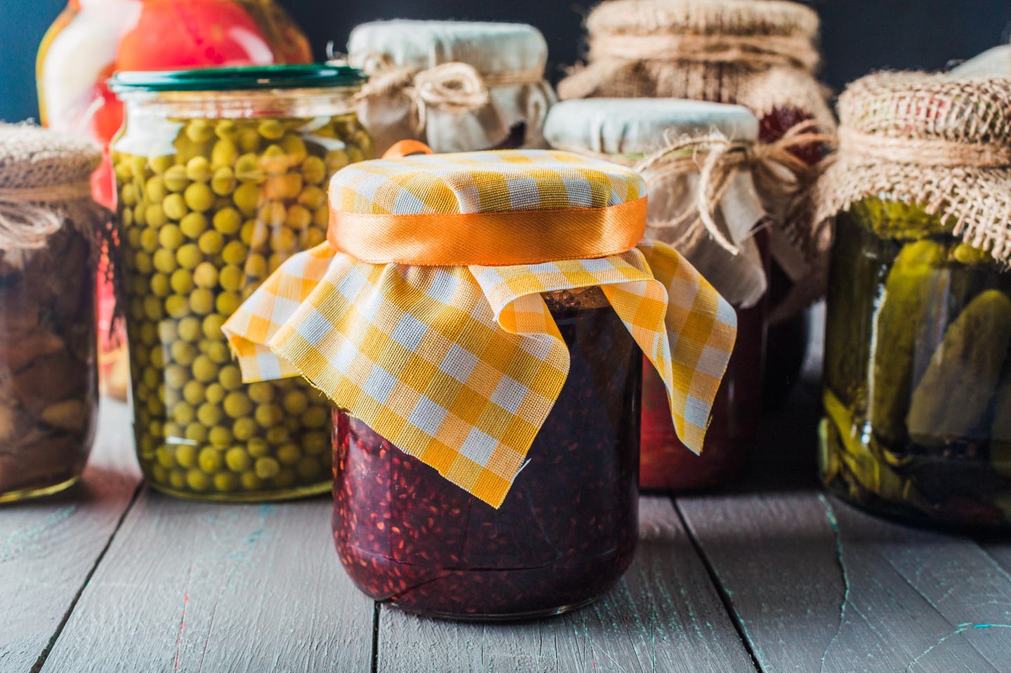 Einkochen: Gefüllte Weck-Gläser mit Stoff und Bändern