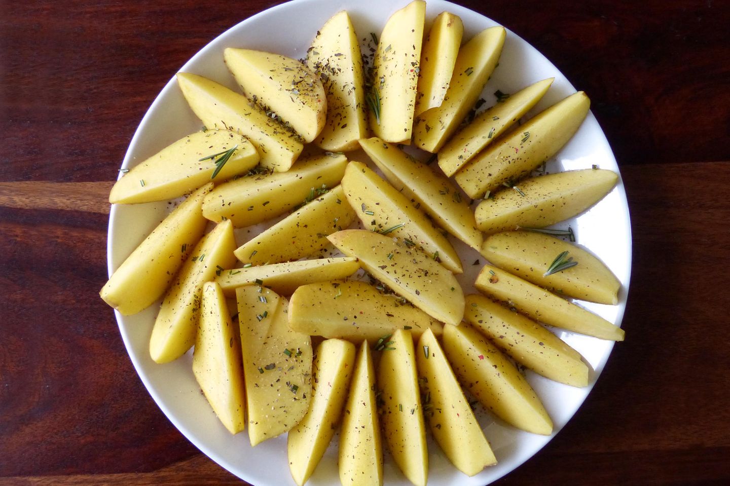 Kartoffeln roh essen: Rohe Kartoffeln auf einem Teller