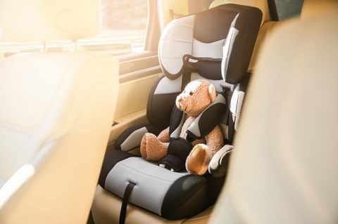 Nordrhein-Westfalen: Teddy in einem Auto-Kindersitz