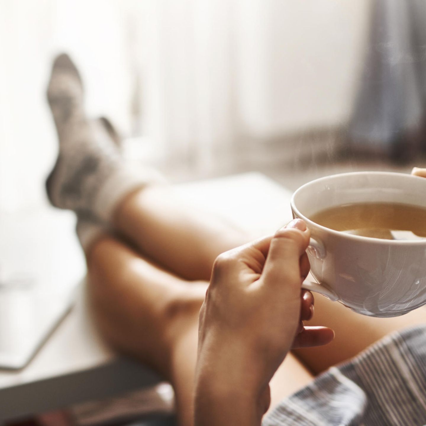 gesund leben: Frau trinkt Tee