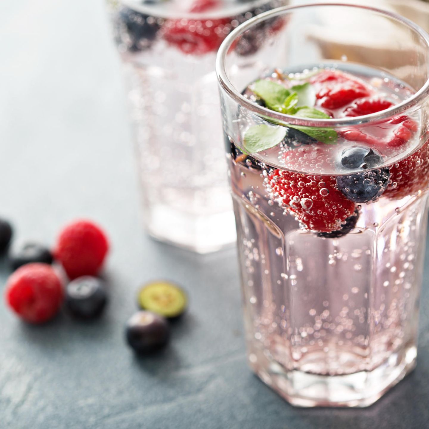 Gesund leben: Glas Wasser mit frischen Früchten