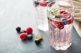 Gesund leben: Glas Wasser mit frischen Früchten