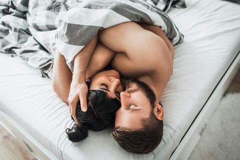 Blümchensex: Ein Pärchen liegt im Bett und kuschelt