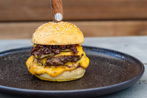 Double Cheddar-Burger mit Bacon Jam und Smokey Tomato Chutney