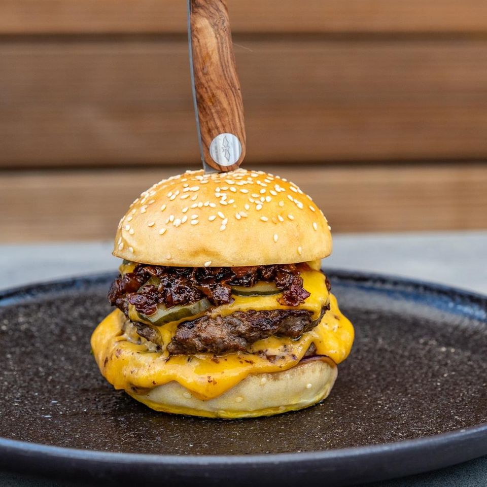 Double Cheddar-Burger mit Bacon Jam und Smokey Tomato Chutney