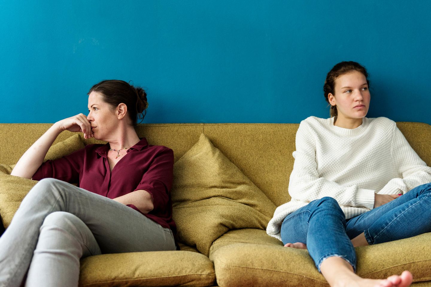 Umgang mit Teenagern: Mutter und Tochter auf dem Sofa