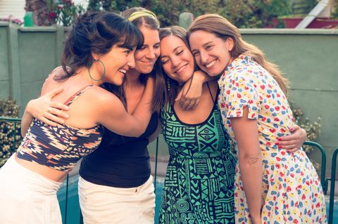 Wahre Freundschaft: Frauen umarmen sich