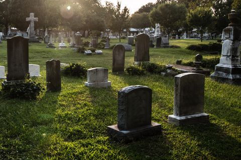Gruselig: Mann hört auf Friedhof Klopfgeräusche aus frischem Grab 👻