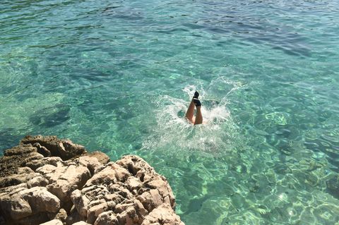 Lotta Englich: Mädchen springt kopfüber ins Wasser