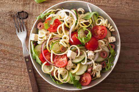 Spaghettisalat auf einem Teller