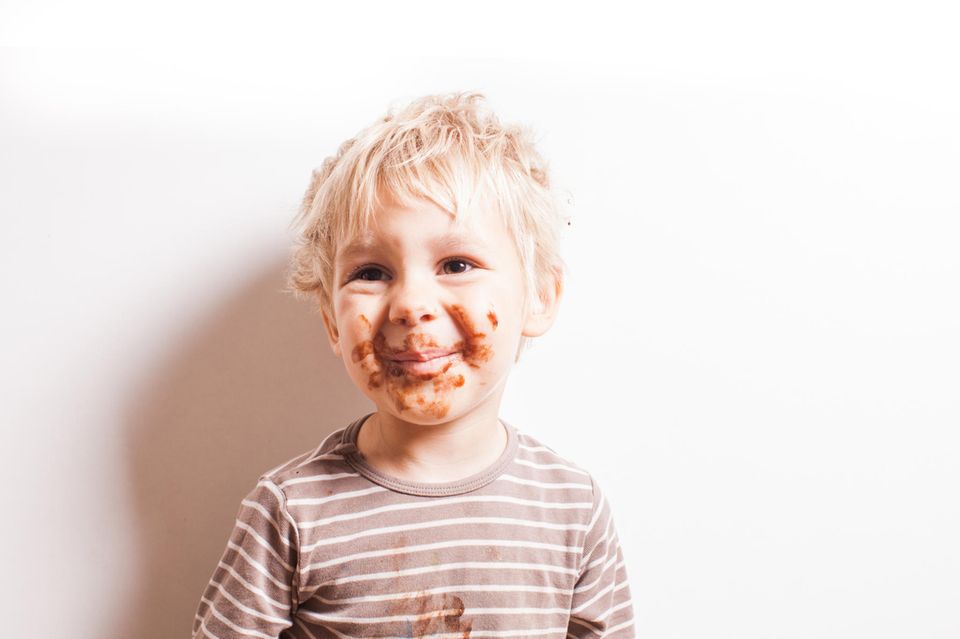 Schokoladenflecken entfernen: Verschmierter Junge