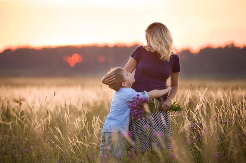 Warum machen sich Mütter so einen Stress: Mutter mit Sohn auf Feld