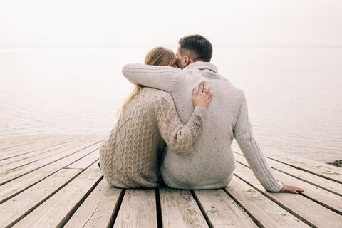 Denkweisen, die die Beziehung gefährden: Paar sitzt auf dem Steg