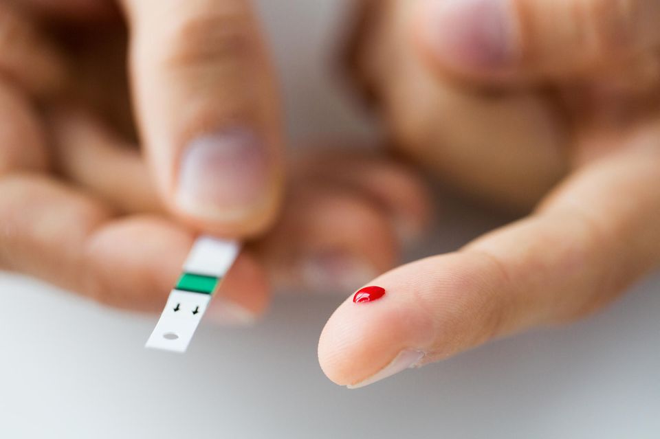 Adipositas: Bluttropfen auf einem Finger