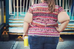 Adipositas: Wenn Übergewicht gefährlich wird Adopositas: Dicke Frau von hinten