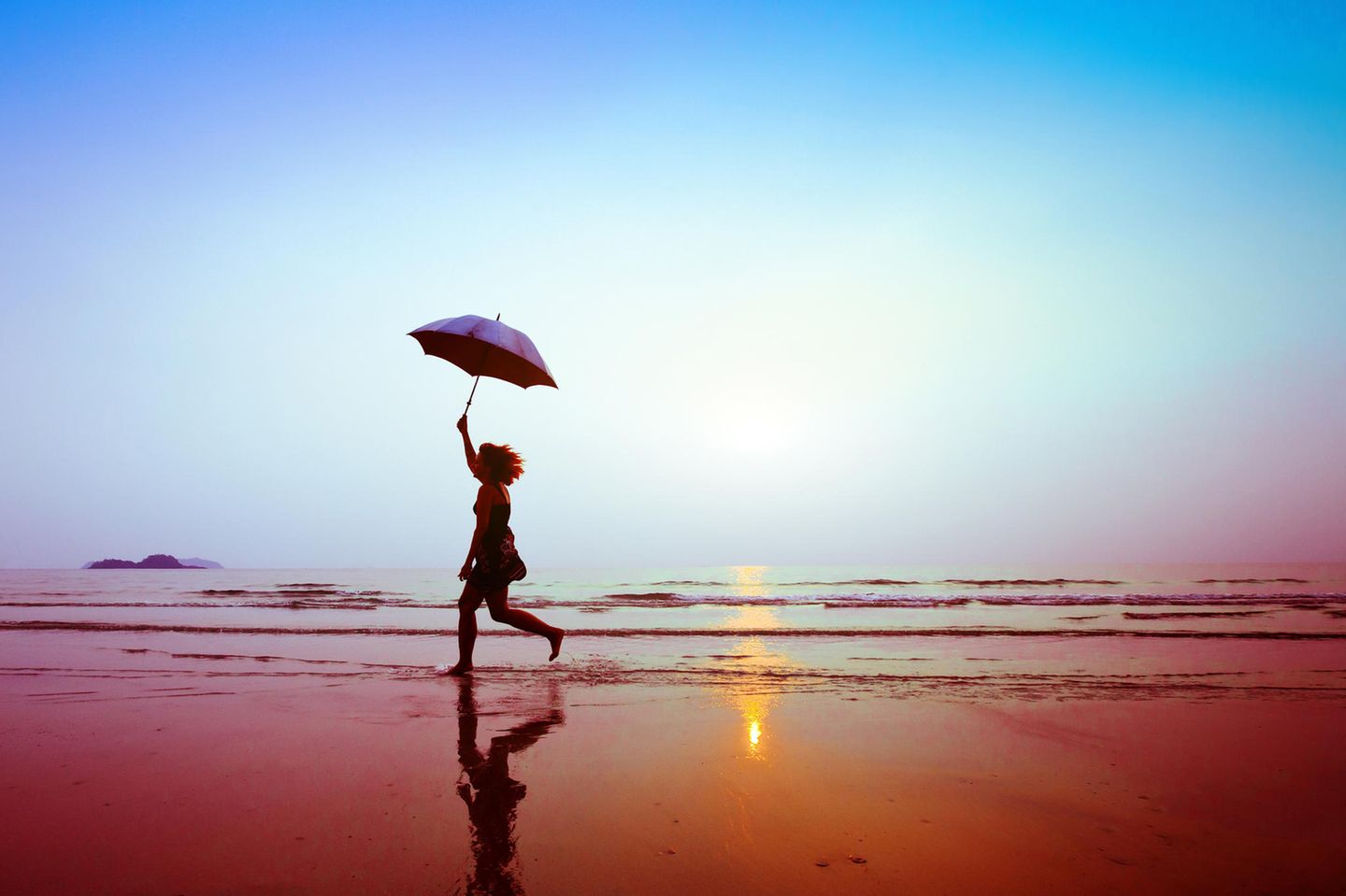 Versicherung im Alter: Frau läuft am Strand