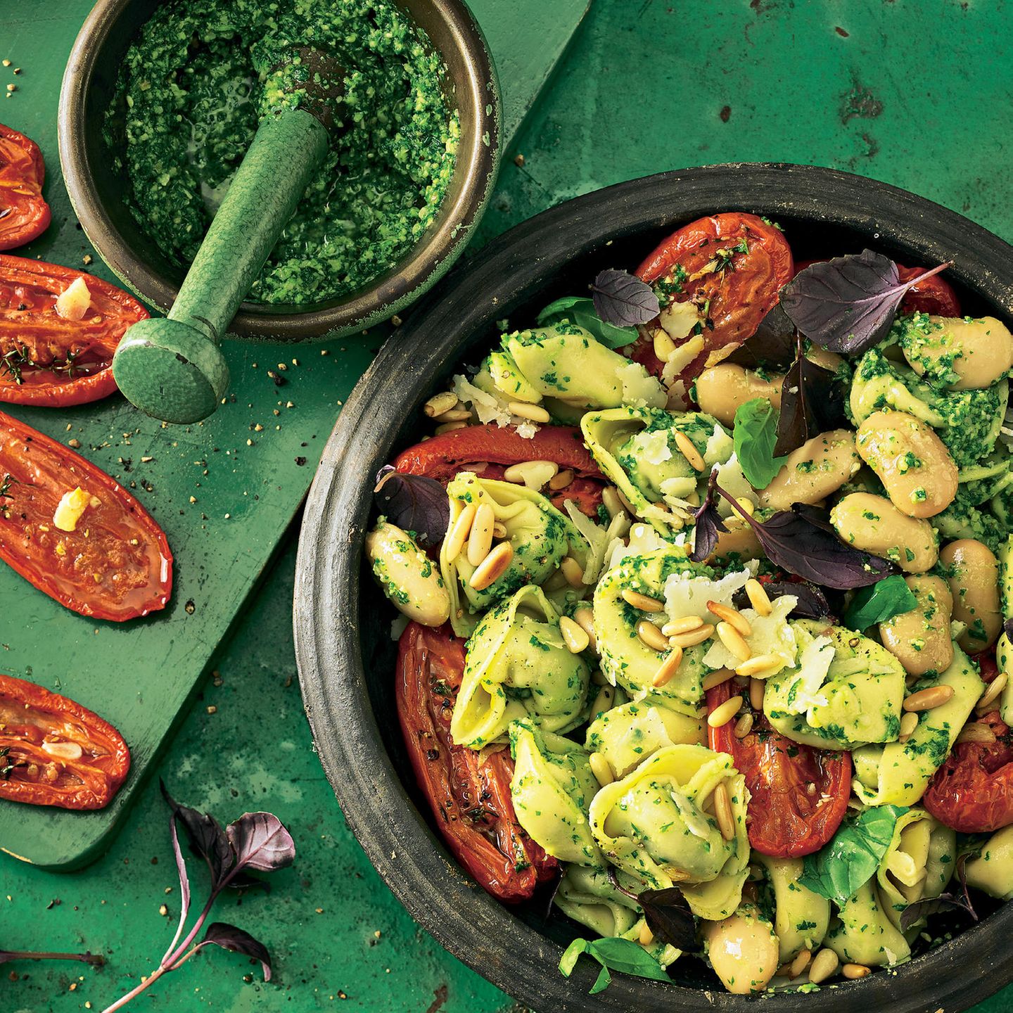 Tortelloni-Salat mit Löwenzahn-Pesto