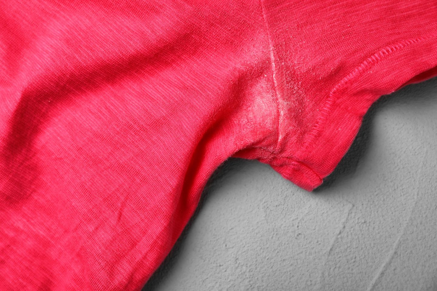 Deoflecken entfernen: T-Shirt mit Fleck