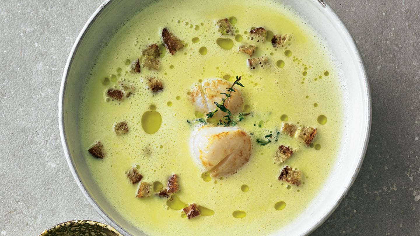 Paprikasuppe mit Jakobsmuscheln | BRIGITTE.de