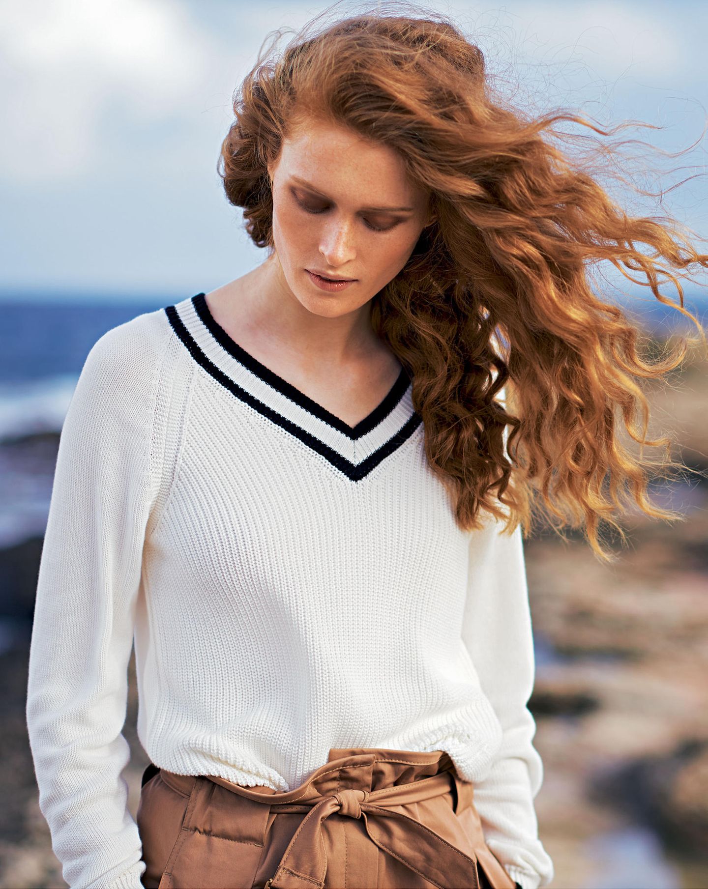 French Chic: Model mit weißem Tennispullover und Baumwollhose mit hohem Bund
