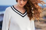 French Chic: Model mit weißem Tennispullover und Baumwollhose mit hohem Bund