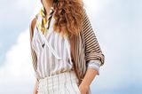 French Chic: Model mit Bluse aus Seide und Baumwoll-Strickjacke, dazu eine Shorts aus Leinen