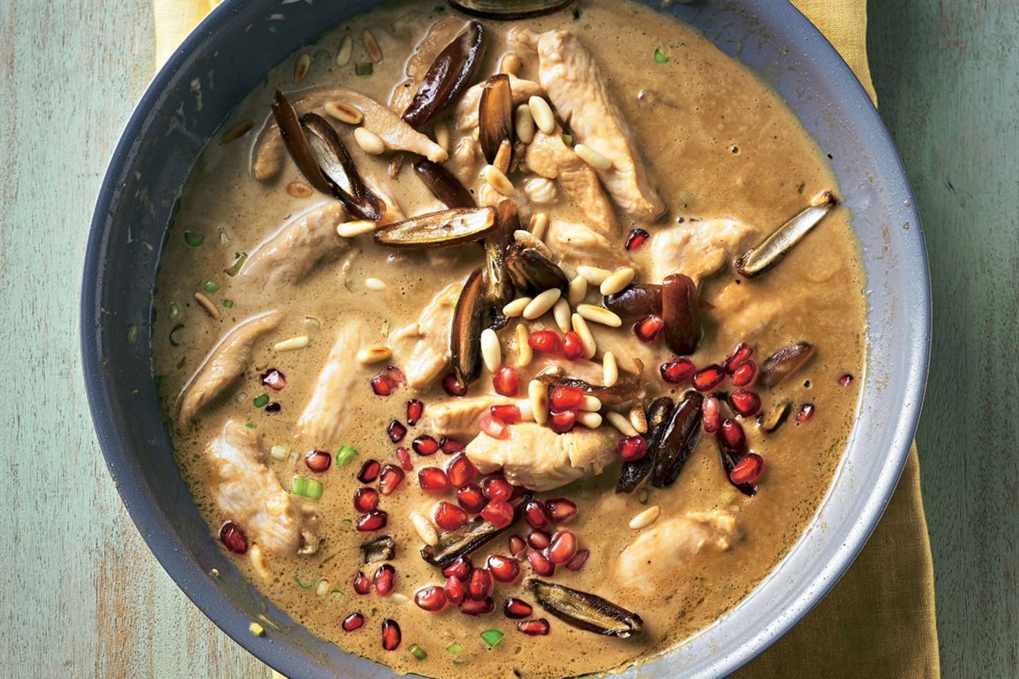 Geschnetzeltes und Kartoffeln auf einen Teller serviert