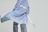Grafischer Kimono aus Wildseide: Folkdays, ca. 270 Euro. Hose aus Wildseide mit Ethnomuster: Folkdays, ca. 420 Euro. Sandalen: Patrizia Pepe