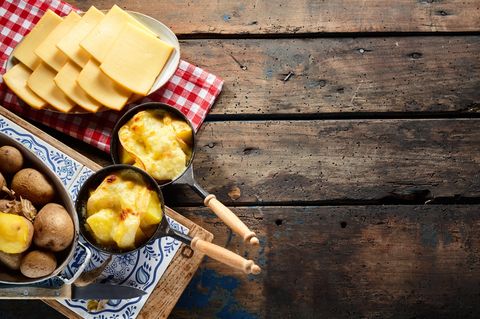 Raclette-Käse auf einem Tisch