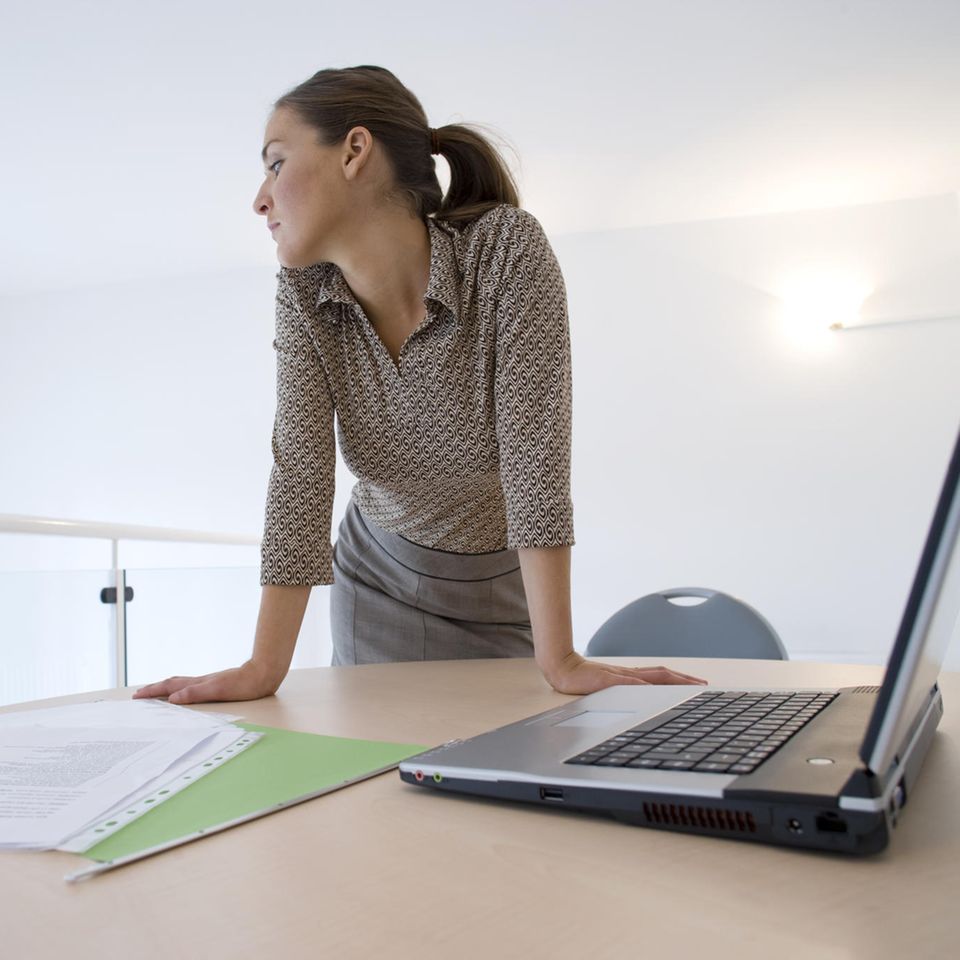 Konzentrationsstörungen: Frau am Schreibtisch mit Laptop