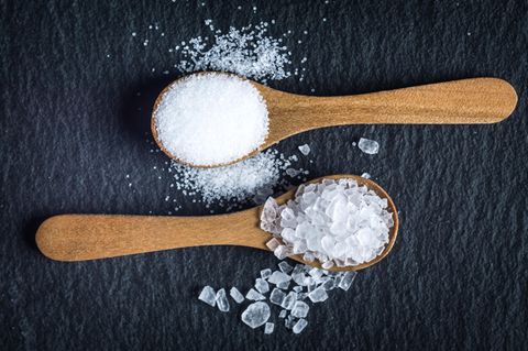 Zu viel Salz: Salz auf Löffeln