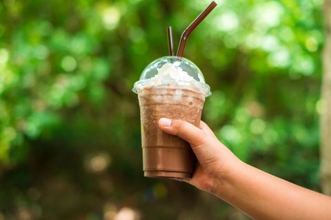 Mädchen vereiteln Kidnapping einer Elfjährigen mit Eiskaffee: Hand hält Eiskaffee