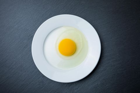 Eiweißmangel: Ei auf einem Teller