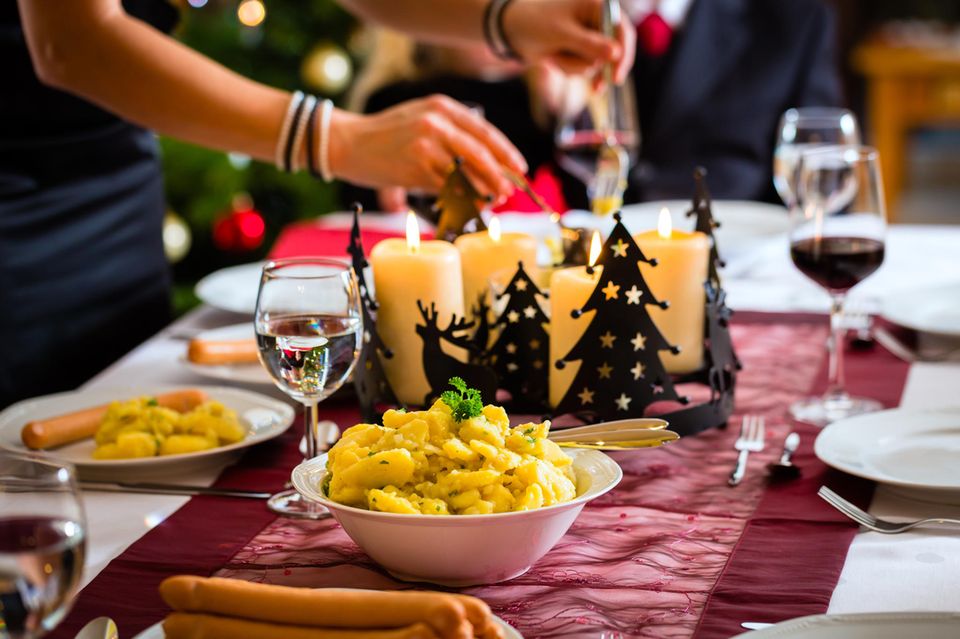 Traditionelles Weihnachtsessen: Gedeckter Tisch