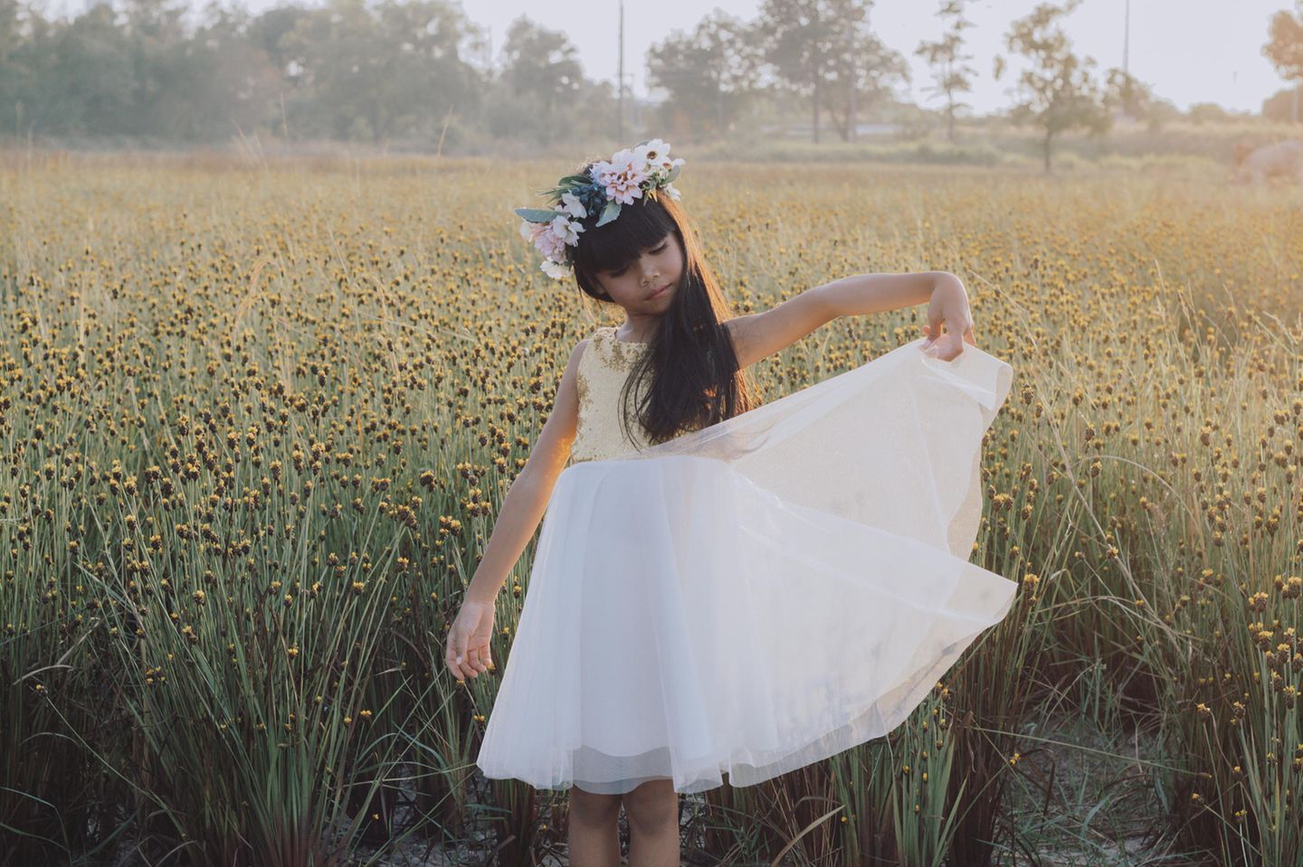 Elegante Vornamen: Ein Mädchen in weißem Kleid auf einer Wiese