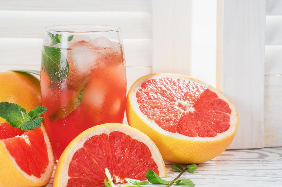 Warum Bitterstoffe beim Abnehmen helfen: Grapefruitstücke und Grapefruitsaft