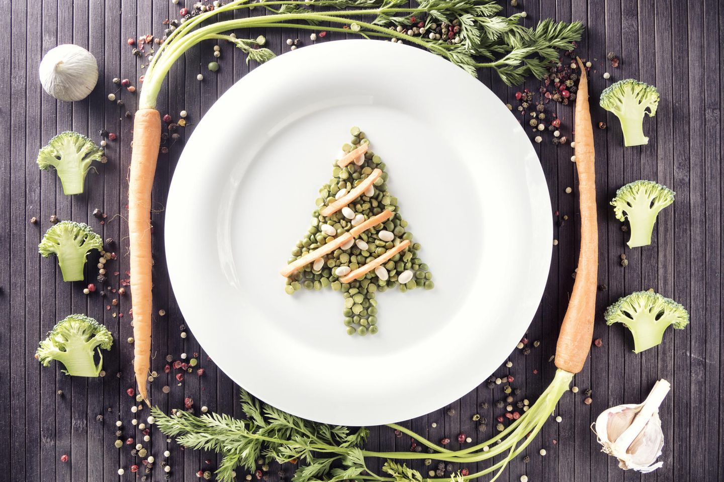 Veganes Weihnachtsmenü: Gemüse aus einem Teller