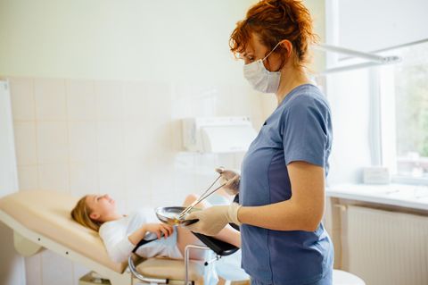 6 Dinge, die dein Gynäkologe nie tun sollte: Frauenärztin mit Patientin