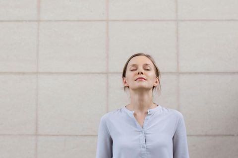 Gelassenheit lernen: Frau atmet tief durch