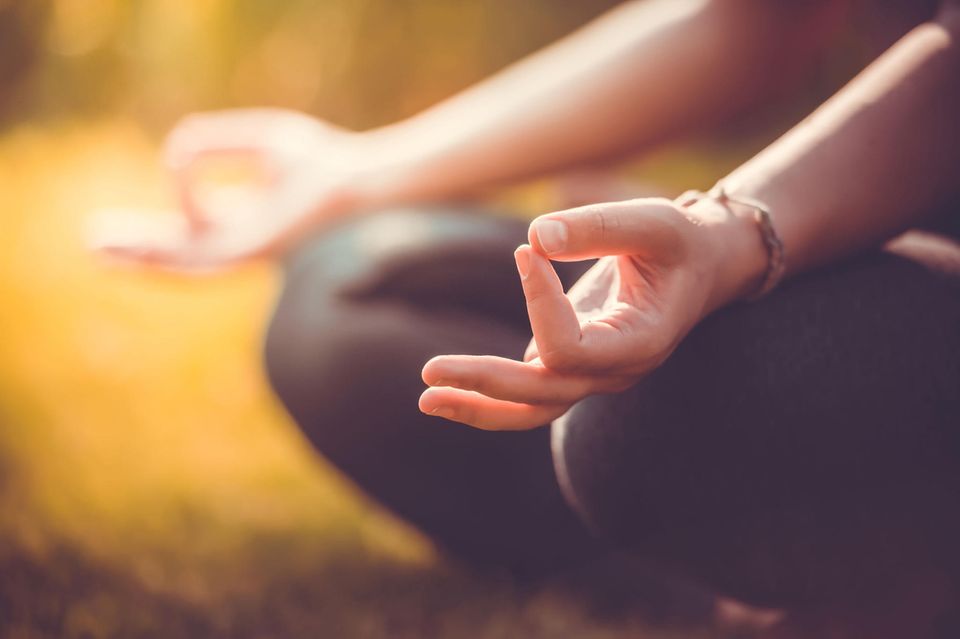 Mini-Meditation: Hände einer meditierenden Person
