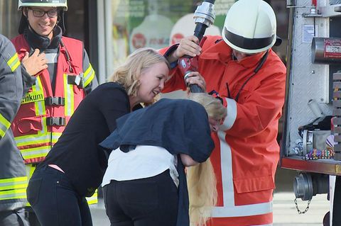 Stuhr: Feuerwehr wäscht einer Frau mit Schlauch die Haare